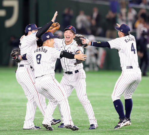 日本対韓国　優勝を決め左から丸、近藤と抱き合う鈴木、右は菊池涼（撮影・加藤哉）