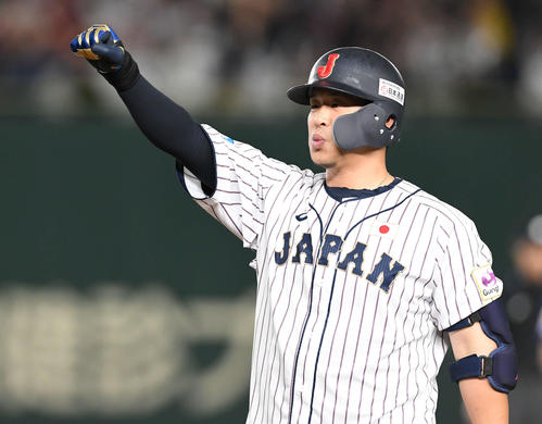 日本対韓国　7回裏日本2死三塁、右前適時打を放ちガッツポーズの浅村（撮影・山崎安昭）