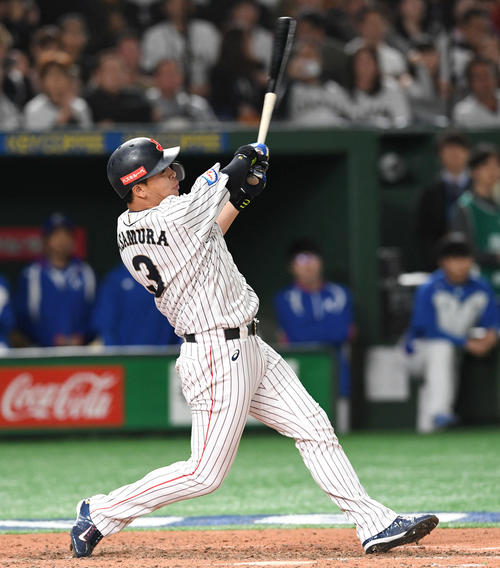 日本対韓国　7回裏日本2死三塁、浅村は右前適時打を放つ（撮影・山崎安昭）