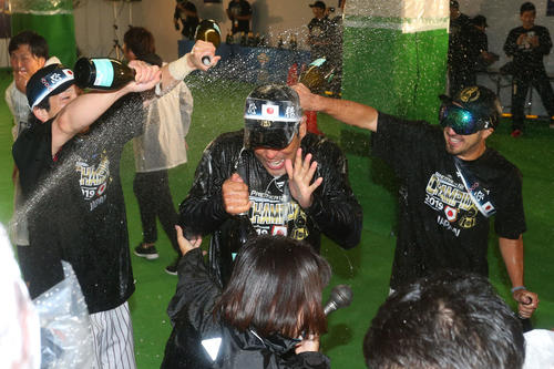 祝勝会で菊池涼（右）と松田宣（左）にシャンパンをかけられる稲葉監督（撮影・垰建太）