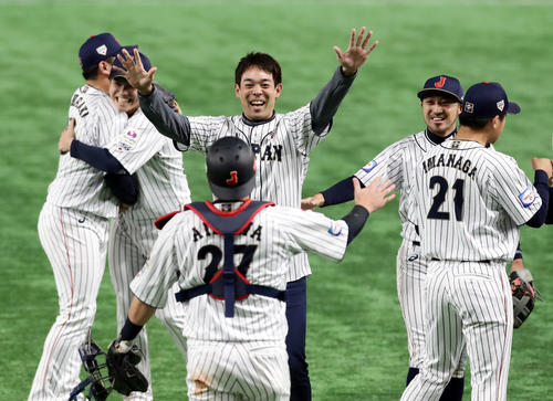 日本対韓国　優勝を決め、秋山（中央）もナインと喜び合う（撮影・浅見桂子）