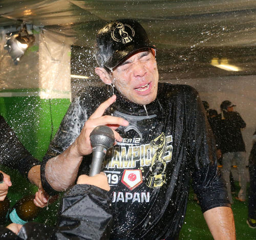 祝勝会でシャンパンをかけられる秋山（撮影・垰健太）