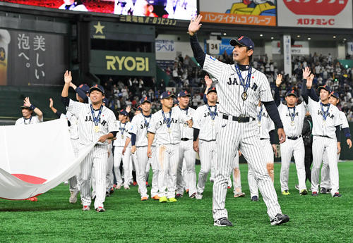 優勝し稲葉監督（手前）を先頭に場内1周する侍ジャパンの選手たち（撮影・山崎安昭）