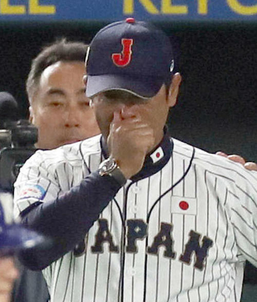 日本対韓国　世界一に輝き歓喜する日本ナインを前に感極まる稲葉監督（撮影・前田充）