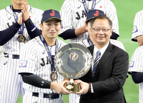 日本対韓国　MVPの鈴木はトロフィーを授与され笑顔（撮影・浅見桂子）