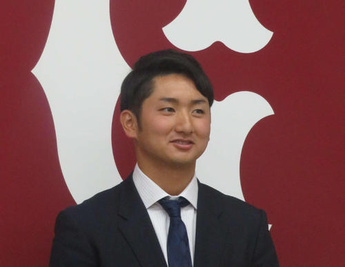 契約更改後に会見する巨人横川