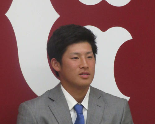 契約更改後に会見する巨人増田