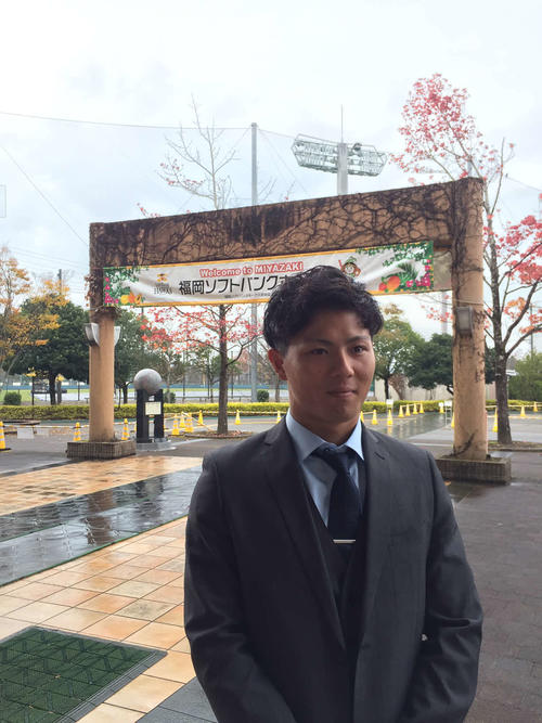 ソフトバンクの秋季キャンプ見学のために宮崎・アイビースタジアムを訪れたドラフト1位の佐藤