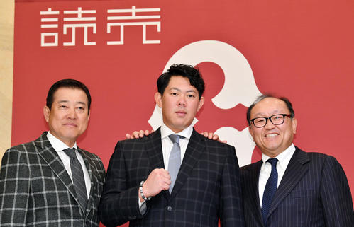 ポスティングで米挑戦を目指す巨人山口（中央）は会見後、原監督（左）、今村球団社長（右）と記念撮影する（撮影・滝沢徹郎）