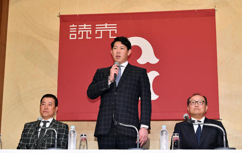 会見するポスティングで米挑戦を目指す巨人山口（中央）。左は原監督。右は今村球団社長（撮影・滝沢徹郎）