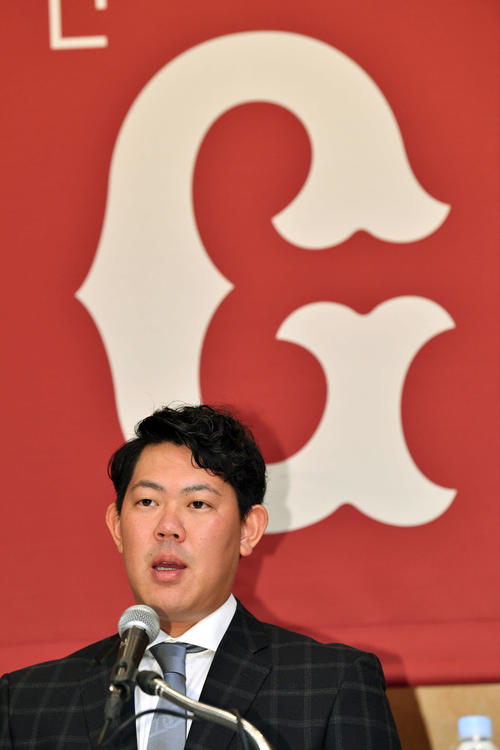 大リーグ挑戦を表明し会見する巨人山口（撮影・滝沢徹郎）