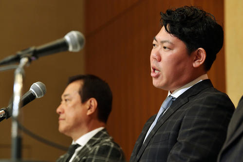 ポスティングで米挑戦を目指す巨人山口（手前）。奥は原監督（撮影・滝沢徹郎）