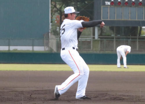 特守でノックを受ける巨人岡本（撮影・久保賢吾）