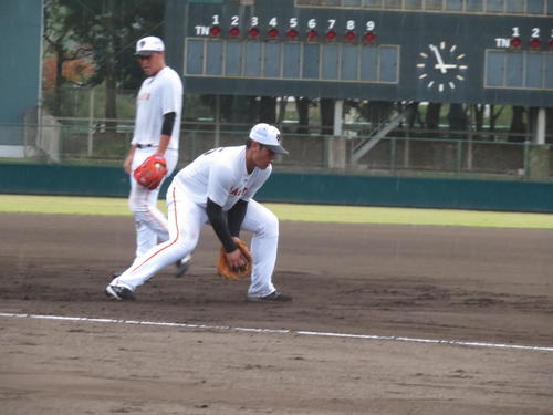 特守でノックを受ける巨人岡本（撮影・久保賢吾）