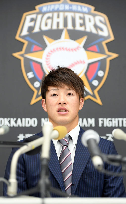 初の契約更改を終え、会見に臨んだ日本ハムの吉田輝星（撮影・たえ見朱実）