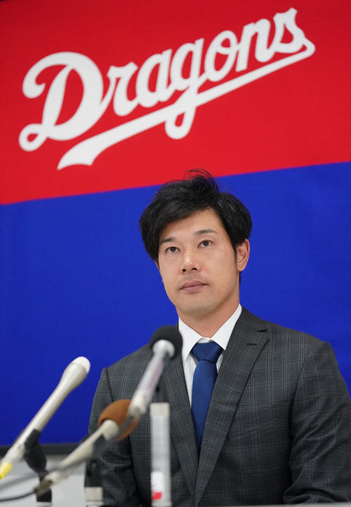 契約交渉を終え会見する中日堂上直倫（撮影・森本幸一）