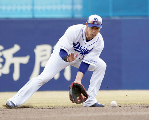 中日秋季キャンプでノックを受ける堂上直倫（撮影・森本幸一）