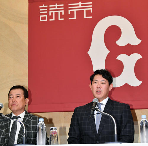 大リーグ挑戦を表明し会見する巨人山口（右）。左は原監督（撮影・滝沢徹郎）