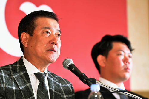 会見する巨人原監督（手前）。奥は大リーグ挑戦を表明した山口（撮影・滝沢徹郎）