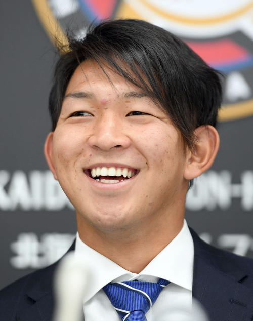 「現状維持です」初の契約更改を終え、笑顔を交え心境を語る日本ハム柿木（撮影・たえ見朱実）