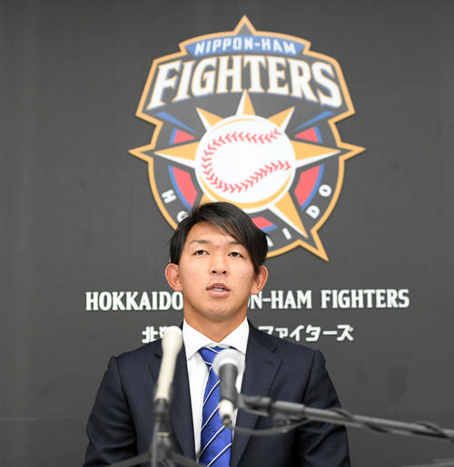 契約更改を終え、会見に臨む日本ハム柿木（撮影・たえ見朱実）