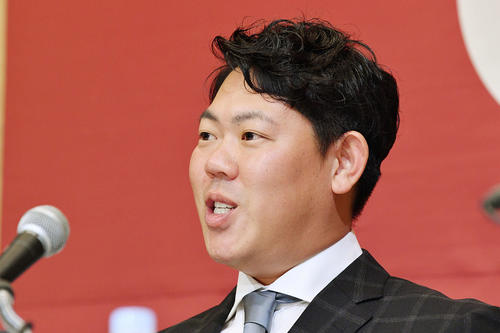 大リーグ挑戦を表明し会見する巨人山口（撮影・滝沢徹郎）