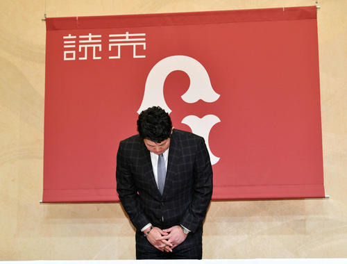 大リーグ挑戦の表明会見を終え一礼する巨人山口（撮影・滝沢徹郎）