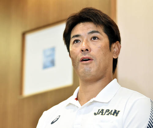 決勝を一夜明け会見する侍ジャパン稲葉監督（撮影・滝沢徹郎）