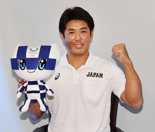 決勝から一夜明け、東京2020オリンピックマスコット「ミライトワ」を手にする侍ジャパン稲葉監督（撮影・滝沢徹郎）