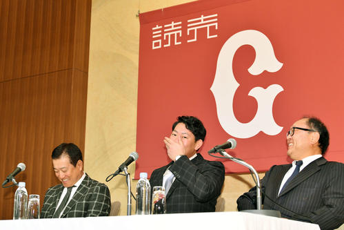 大リーグ挑戦の表明会見で自身への質問に気づかず恥ずかしがる巨人山口（中央）。左は原監督。右は今村球団社長（撮影・滝沢徹郎）