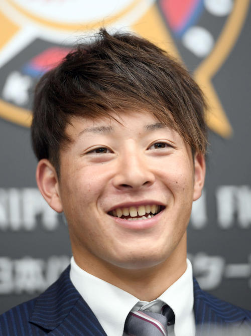 初の契約更改を終え会見に臨んだ日本ハムの吉田輝（撮影・たえ見朱実）