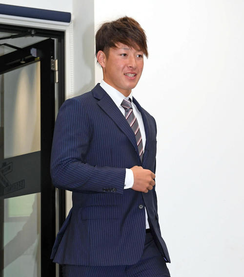 初の契約更改を終え、会見場に姿を見せた日本ハムの吉田輝（撮影・たえ見朱実）