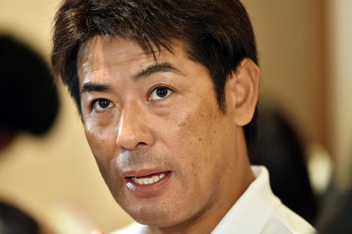 決勝から一夜明け、会見する侍ジャパン稲葉監督（撮影・滝沢徹郎）