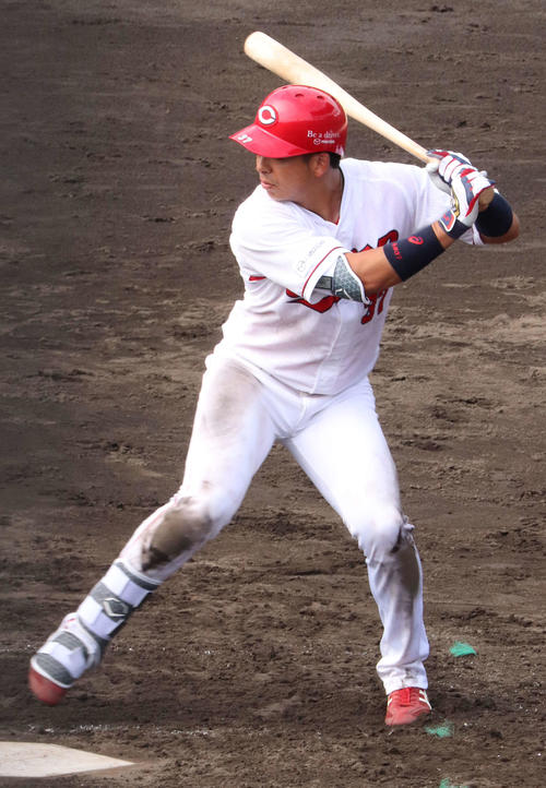 バットを倒した新フォームの広島野間（2019年11月2日撮影）