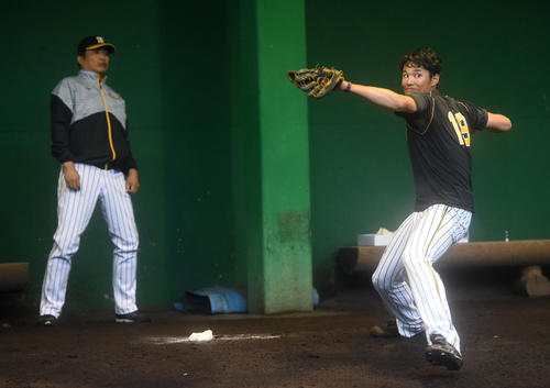 山本昌臨時コーチが見守る中、投球練習を行う藤浪（撮影・前岡正明）