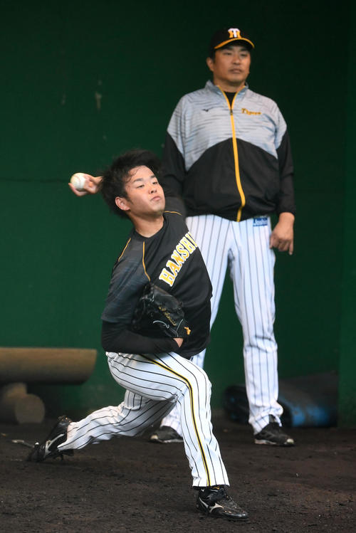 山本昌臨時コーチ（左）に伝授された変化球を投げる高橋遥（撮影・前岡正明）
