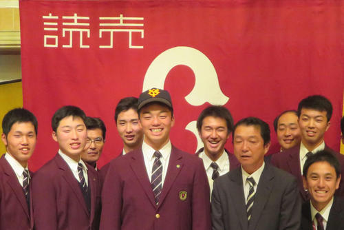 巨人と仮契約を結び常総学院・菊田拡和内野手（前列中央）は、野球部の同級生らと記念撮影をする（撮影・湯本勝大）