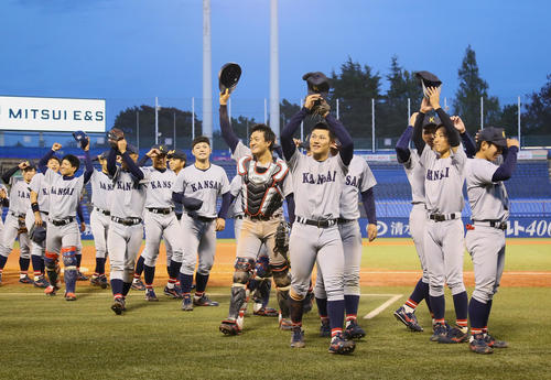 金沢学院大対関大　勝利しスタンドの声援に笑顔を見せる関大ナイン（撮影・足立雅史）