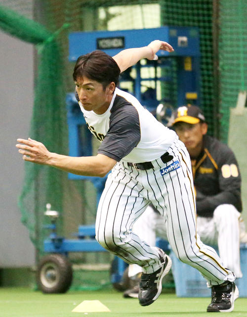 安芸ドームでダッシュする近本。後方は矢野監督（撮影・上山淳一）