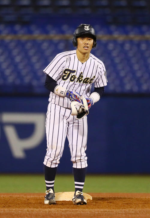 東海大対中大　4回表東海大2死一塁、右翼線二塁打を放った海野（撮影・足立雅史）