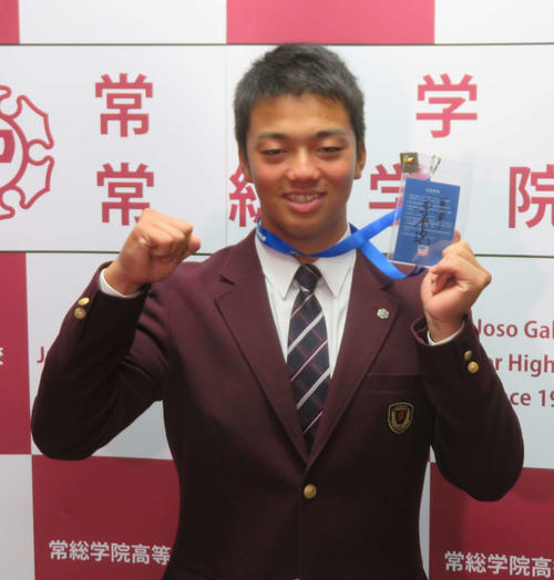指名あいさつで笑顔のドラフト3位の常総学院・菊田（10月31日撮影）