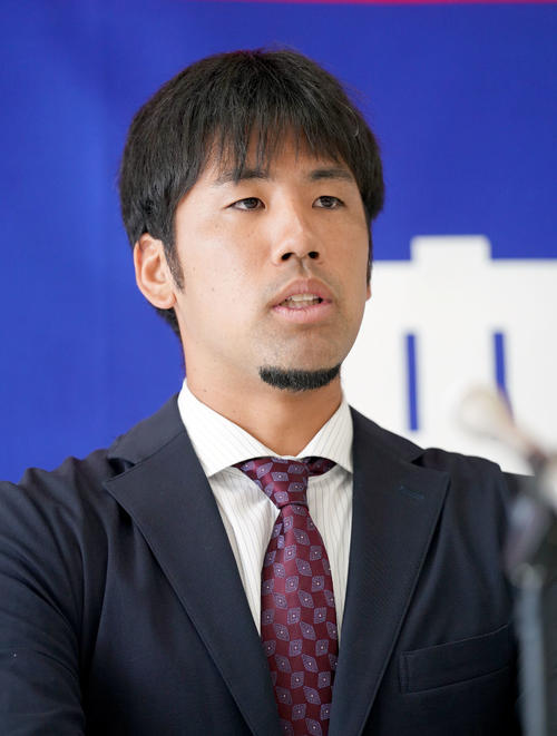 契約更改を終え会見する阿知羅拓馬（撮影・森本幸一）