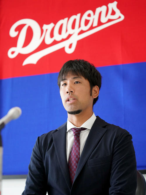 契約更改を終え会見する阿知羅拓馬（撮影・森本幸一）