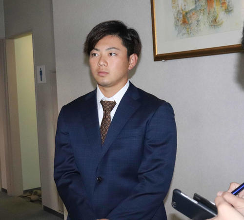 契約更改を終え、取材に応じるロッテ成田（撮影・久永壮真）