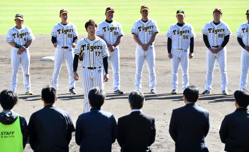 安芸での秋季キャンプを打ち上げあいさつする岩貞（撮影・前岡正明）