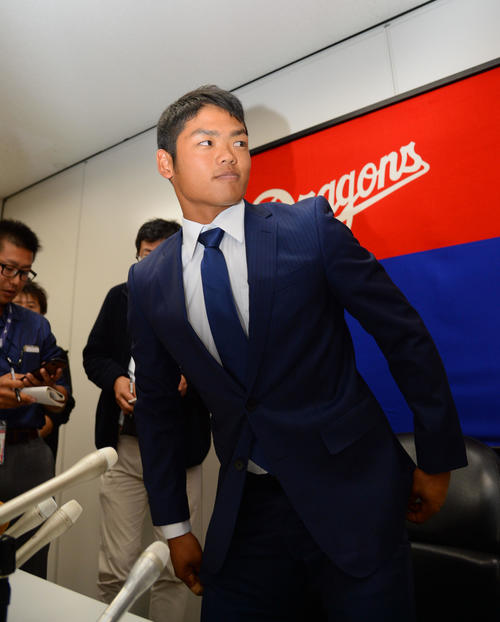 契約更改を終え会見し席を立つ根尾昂（撮影・森本幸一）