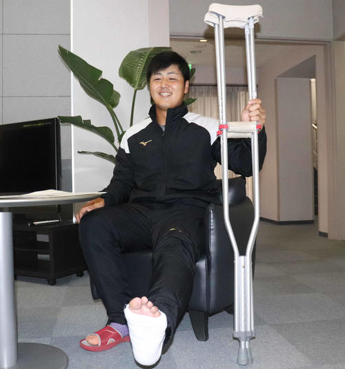 骨折の影響で、松葉づえ姿で契約更改に臨んだロッテ山口（撮影・久永壮真）