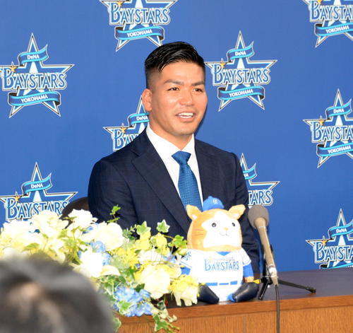 オリックス戦力外から古巣DeNAへ復帰した高城は入団会見で笑顔を見せる（撮影・鈴木正章）