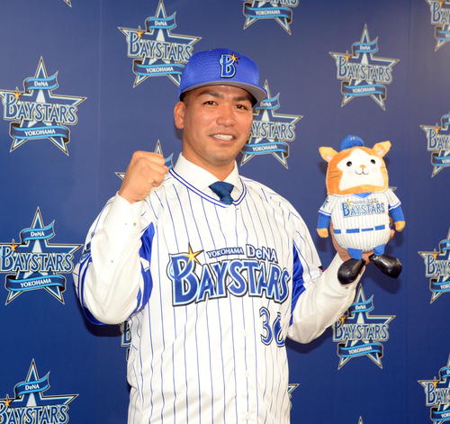 オリックス戦力外から古巣DeNAへ復帰した高城は笑顔でガッツポーズ（撮影・鈴木正章）