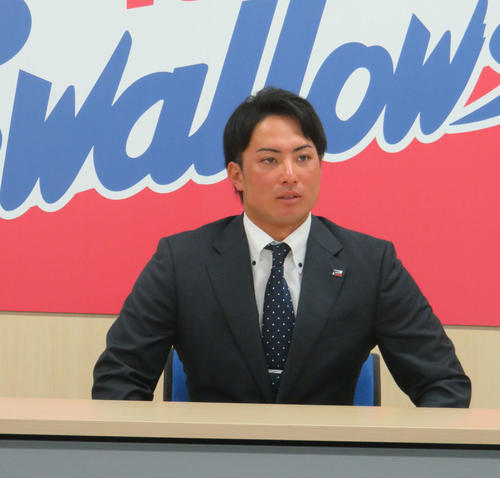 契約更改会見に臨んだヤクルト吉田
